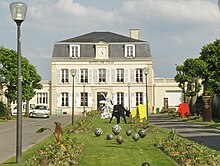 L'Hôtel de ville de Chantilly, également siège de la communauté de communes de l'aire cantilienne.