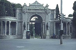 Входные ворота во дворец Мармара.jpg