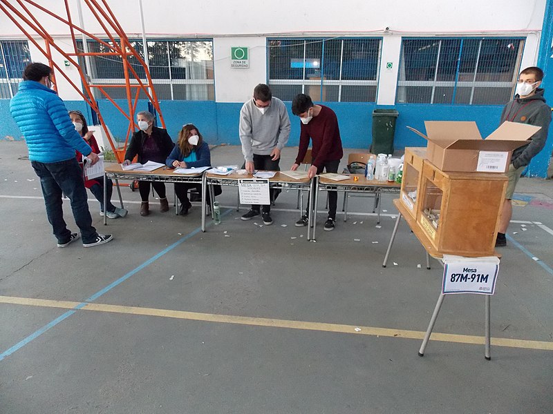 File:Mesa de votaciones en el plebicito nacional 2020.jpg