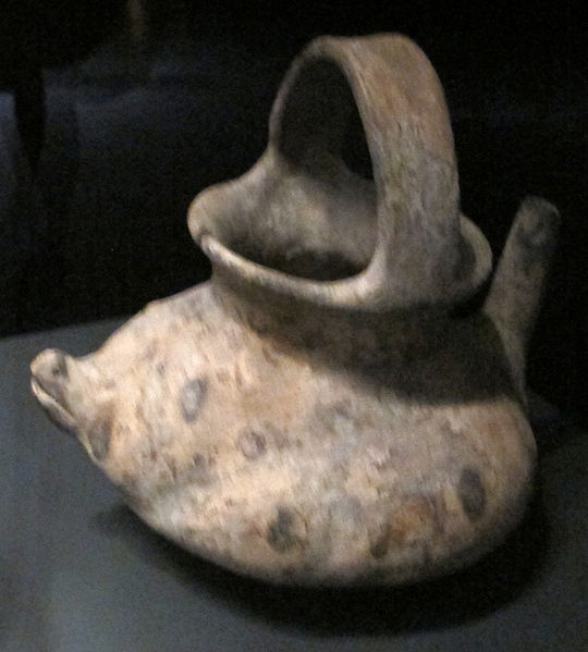 File:Messico, huaxtechi, vaso con due beccucci per versare e manico, 1200-1519 ca..JPG