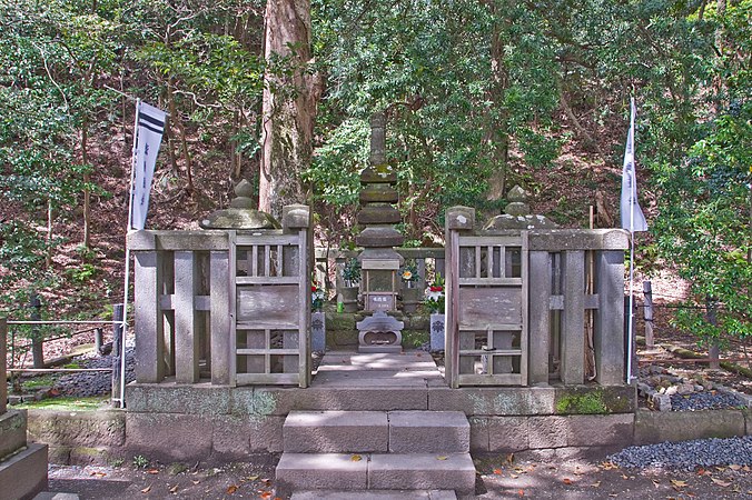 Minamoto-no-Yoritomo Grave2-Kamakura.jpg