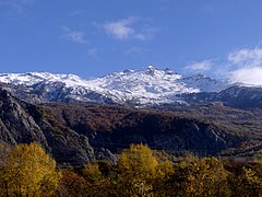 Depuis Saint-Michel, on voit le mont Bréquin à Orelle, enneigé en automne 2023 et qui surplombe la forêt domaniale du Poucet ici en vert et orange.