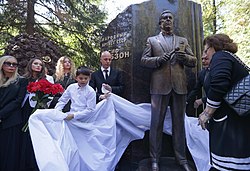Открытие памятника на могиле Иосифа Кобзона на Востряковском кладбище в Москве