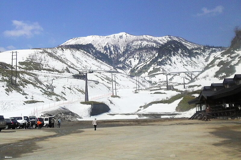 File:Mount Motoshirane 2009-04-13.jpg