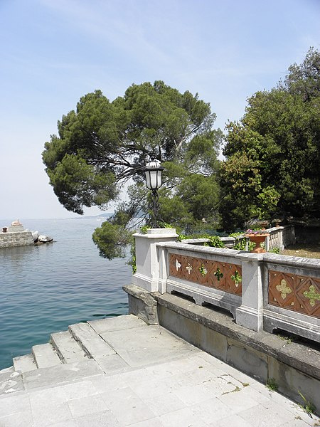 File:Muro, árvores e mar. - panoramio.jpg