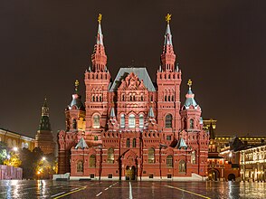 Az Állami Történelmi Múzeum látképe a Vörös térről. Az orosz történelemnek otthont adó múzeum Vlagyimir Oszipovics Servud tervei alapján 1875 és 1881 között épült (Moszkva, Oroszország)