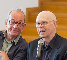 Kasper König mit Claes Oldenburg auf einer Pressekonferenz im Juni 2012 zur Eröffnung der Ausstellung Claes Oldenburg – The Sixties im Museum Ludwig