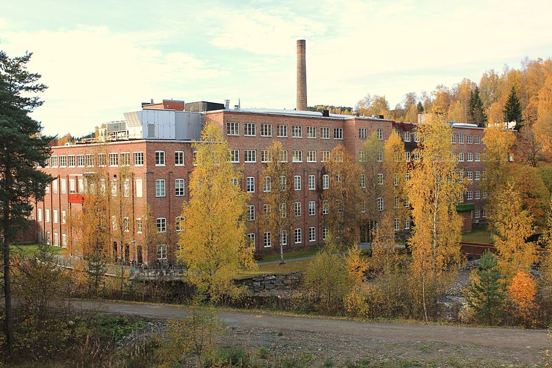 File:Mustad fabrikkanlegg eller næringshage ved Gjøvik.JPG