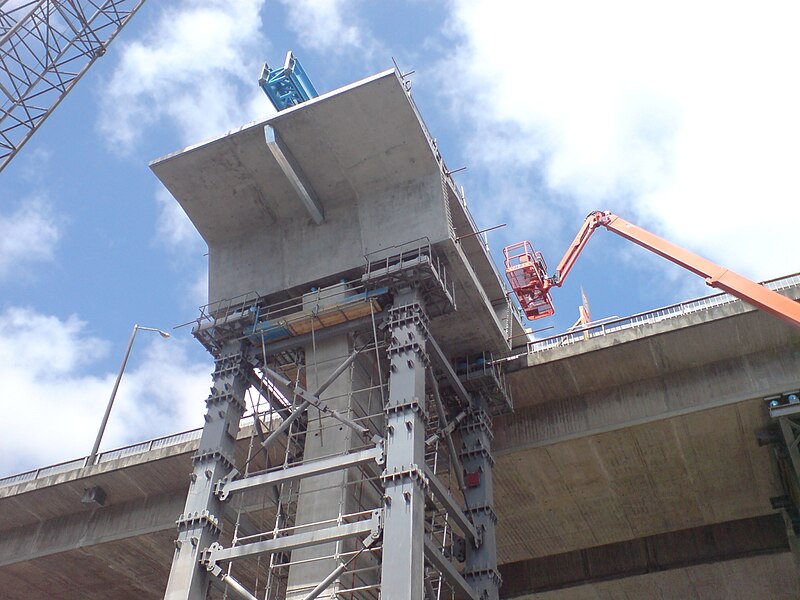 File:New Columns Of Newmarket Viaduct II.jpg