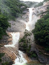 Ni-drakefossen (九龙瀑) ved foten av Huangfjella