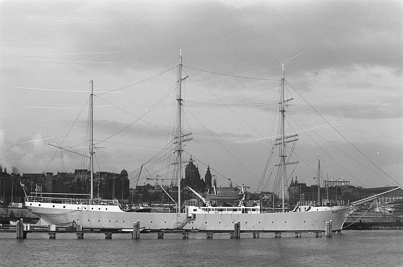 File:Opleidingsschip Pollux aan het Oosterdok in Amsterdam, Bestanddeelnr 934-3717.jpg