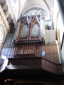 Photographie du grand orgue pris en contre-plongée, depuis le transept.