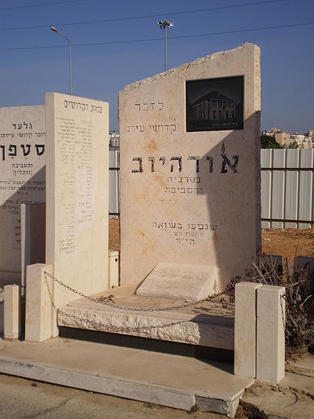 File:Orhei holocaust memorial.JPG