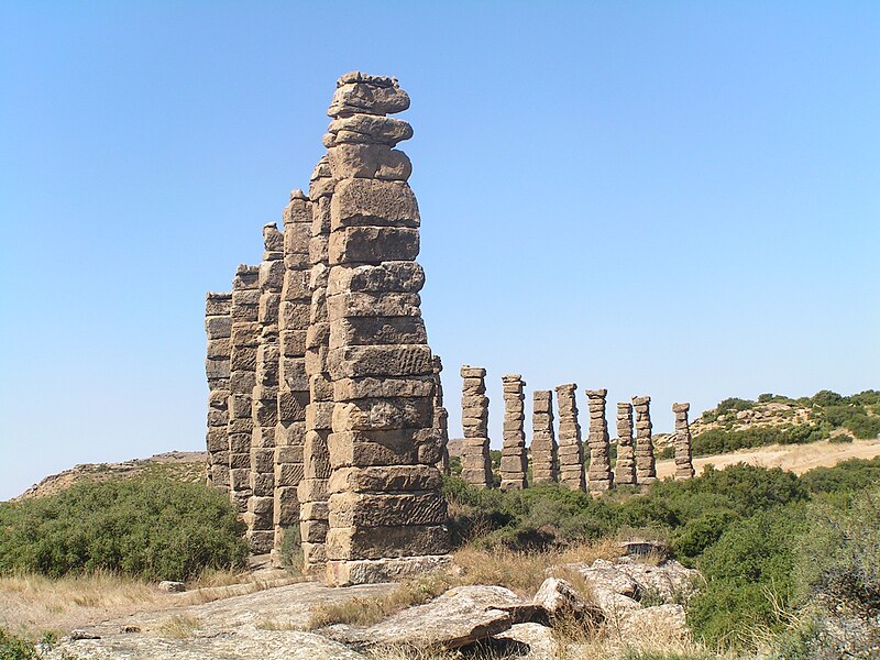 File:Os Bañals (Uncastiello, Zinco Billas, Aragón), Pilastras d'o acueducto román.jpg