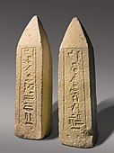 Pereche de obeliscuri ale lui Nebsen; 2323-2100 î.Hr.; calcar; (cel din stânga) înălțime: 52,7 cm, (cel din dreapta) înălțime: 51,1 cm; Muzeul Metropolitan de Artă (New York City)