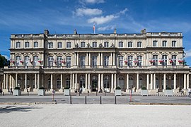 Façade sur la place.