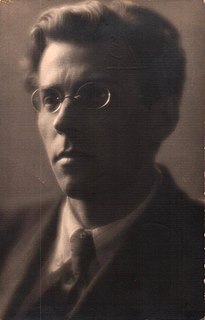 <span class="mw-page-title-main">Pavlo Tychyna</span> Ukrainian poet and politician (1891–1967)