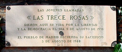 Placa en memoria de Las Trece Rosas en el cementerio civil