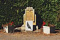 Première stèle. Le Monument de la Jonction est à proximité (vers le Sud).