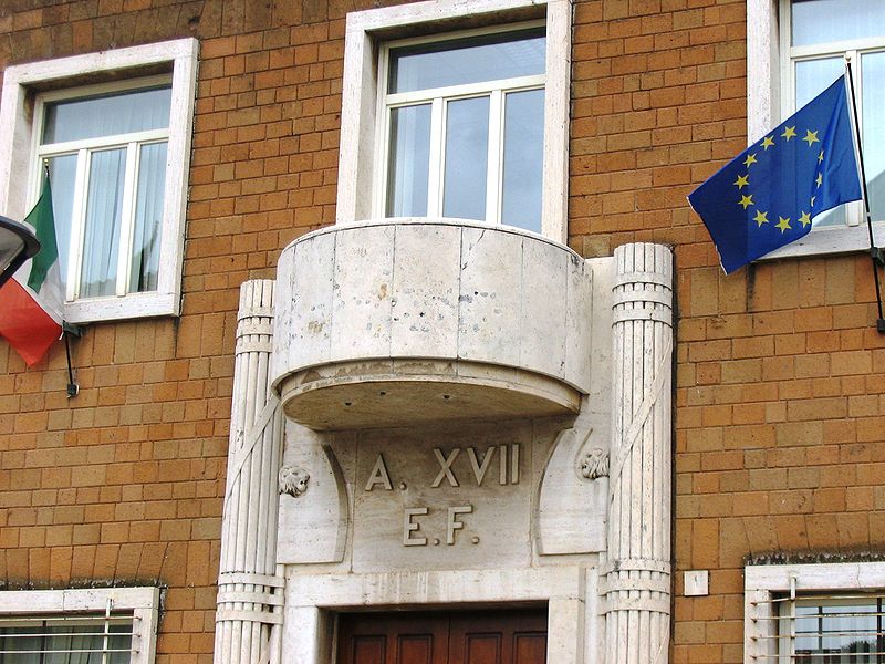 صورة:Pomezia balcone ex casa del fascio.JPG