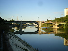 Most je vidět ze strany Saint-Ouen