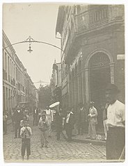 Populares na rua Senhor dos Passos, esquina com a rua José Maurício, atual Tomé de Souza; ao fundo, o Campo de Santana