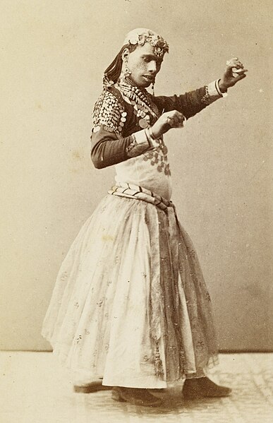 File:Portrait of male dancer in female costume - Délié & Béchard (cropped).jpg