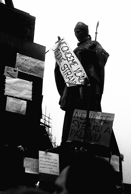 Tập_tin:Praha_1989,_Václavské_náměstí,_svatý_Vojtěch_s_transparentem.jpg