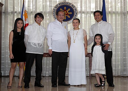 Fail:President_Aquino_with_Grace_Poe-Llamanzares_and_family.jpg