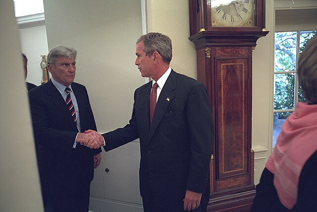 Warner with President George W. Bush in the Oval Office, 2001