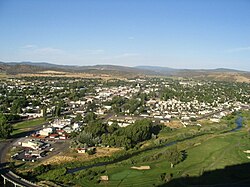 Panorama Prineville w hrabstwie Crook i góry Ochoco.