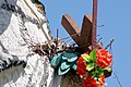 Ptasie gniazdo na rękach figury św. Jana Nepomucena w Uściu Solnym, 20220703 0955 7633.jpg