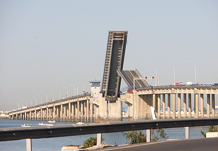 Puente Carranza abierto para el paso de un buque