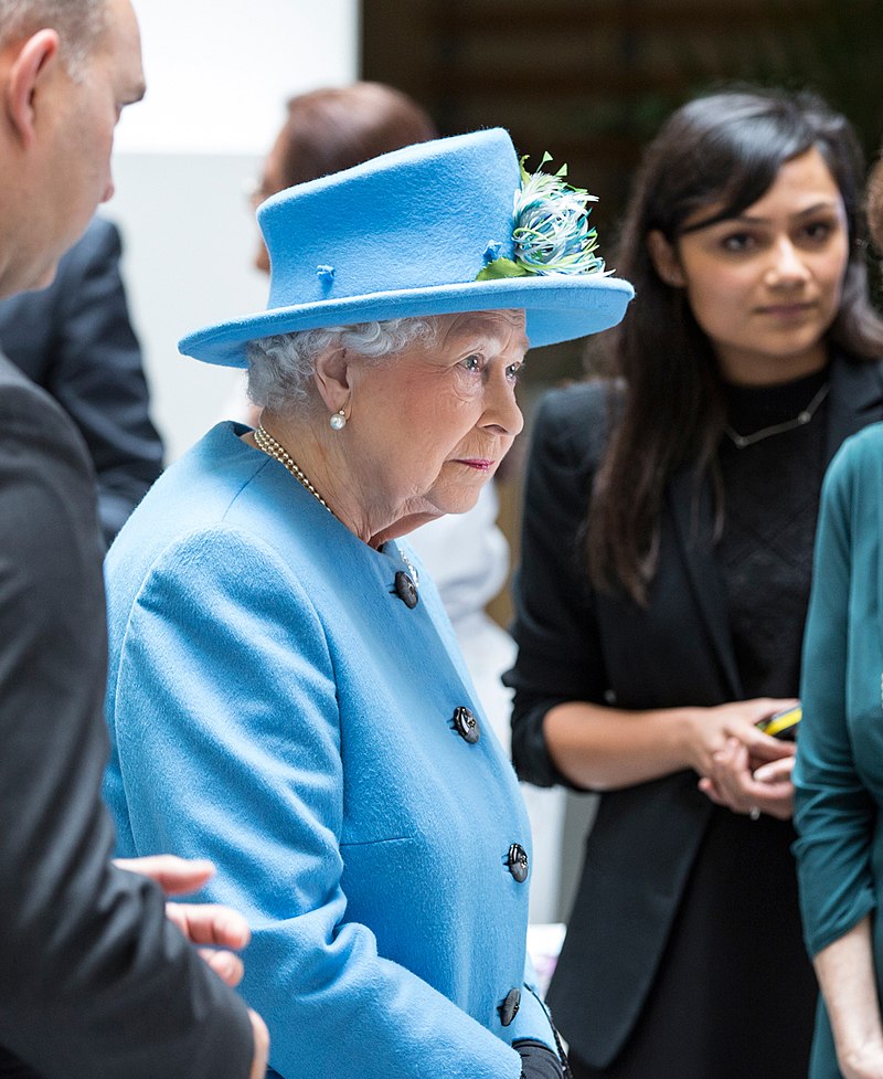 File:Queen Elizabeth II 2015 HO1 (cropped to handbag).jpg - Wikimedia  Commons