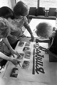 English: Watchdog "Komsomol Searchlight" members making the "Thunderbolt" wall newspaper at Leninist Komsomol auto works Русский: Подготовка стенгазеты "Молния" заводским штабом "Комсомольский прожектор" на АЗЛК