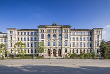 Edifício principal da TU Chemnitz do lado de fora no verão.