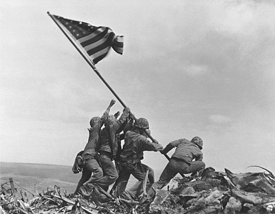 Raising the Flag on Iwo Jima op 23 Februarie 1945, Joe Rosenthal (1911–2006) se ikoniese prent tydens die Slag van Iwo Jima aan die einde van die Tweede Wêreldoorlog in Japan.