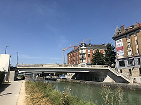 Le pont de Vesle passant au-dessus du canal latéral à la Marne et la Coulée verte.