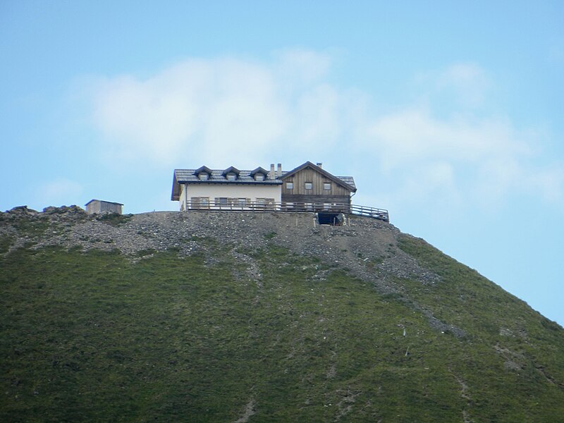 File:Rifugio Passo delle Selle 02.jpg