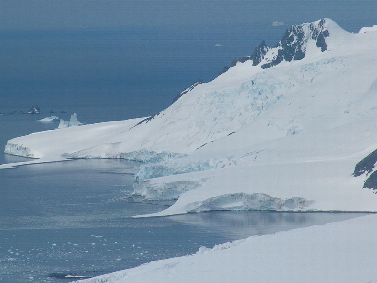 Свободный ото льда участок антарктиды. Южные Шетландские острова Антарктида. Сиккар-Пойнт. Рилы.
