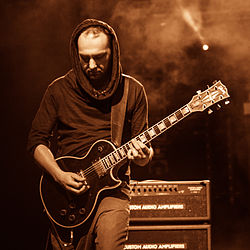 Maciek Mąka, gitarzysta zespołu Chemia podczas Rocket Festiwal 2013 w Warszawie.
