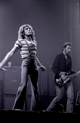 Roger Daltrey (izquierda) con Peter Townshend en concierto de the Who en 1976.