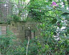 Ruinen der Dreifaltigkeitskapelle, Brackenfield, Derbyshire.jpg