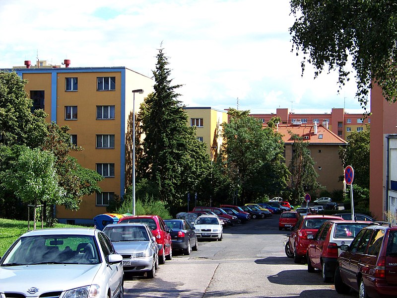 File:Sídliště Malešice, Chotutická.jpg