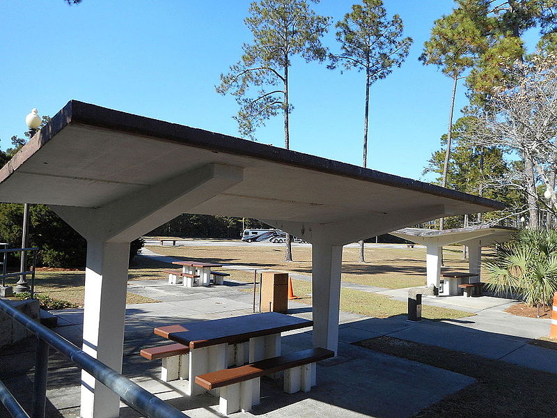 File:SB I-95 Glynn County, GA Rest Area; Picnic Areas between Car and Truck Parking Lots.JPG