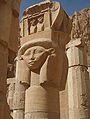 Columna con su cara, coronada por un naos con dos ureos, en el Templo funerario de Hatshepsut, siglo XV a. C.