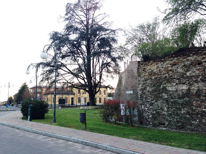 File:Sarmato scorcio piazza roma.jpg