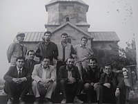 Սասուն Գրիգորյանը (ձախից ներքևում երկրորդը) աշխատանքային խմբի հետ Մայիսյանի Սբ. Աստվածածին եկեղեցու վերականգնումից հետո
