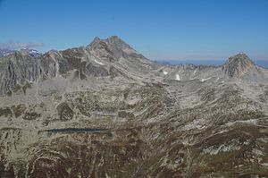 Gross Schijen far left, southwest of the higher peaks Schijenstock and Bächenstock, Lutersee in the foreground, Schneehüenerstöckli on the right