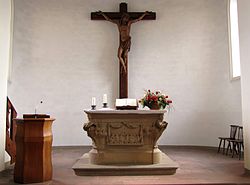 Le chœur avec le Christ en croix et l'autel protestant (XVIIIe)